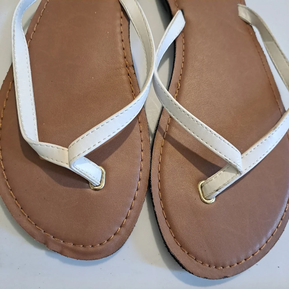 Curfew White Thong Sandals Size 9